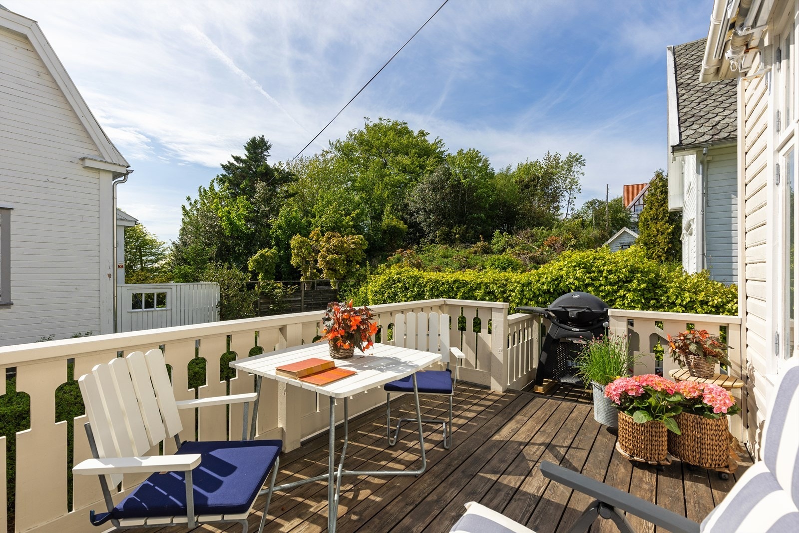 Stor markise er montert på vegg. Dette gjør terrassen svært bruksvennlig. Galleribilde