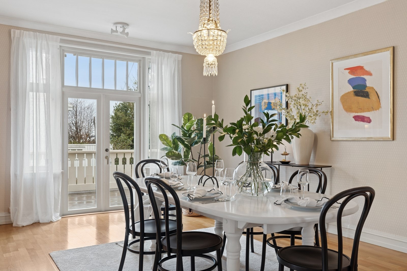 Det finnes god plass til å kunne innrede med et stort spisebord. Galleribilde