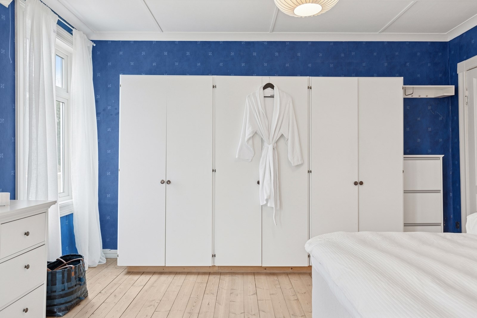 Godt med garderobeskap er montert på soverom 2. Galleribilde