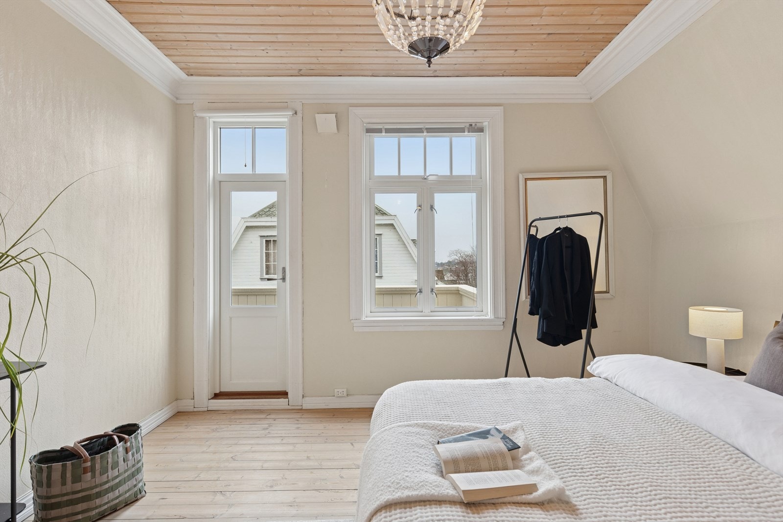 Fra soverom 1 er det direkte utgang til en sørvestvendt balkong. Galleribilde