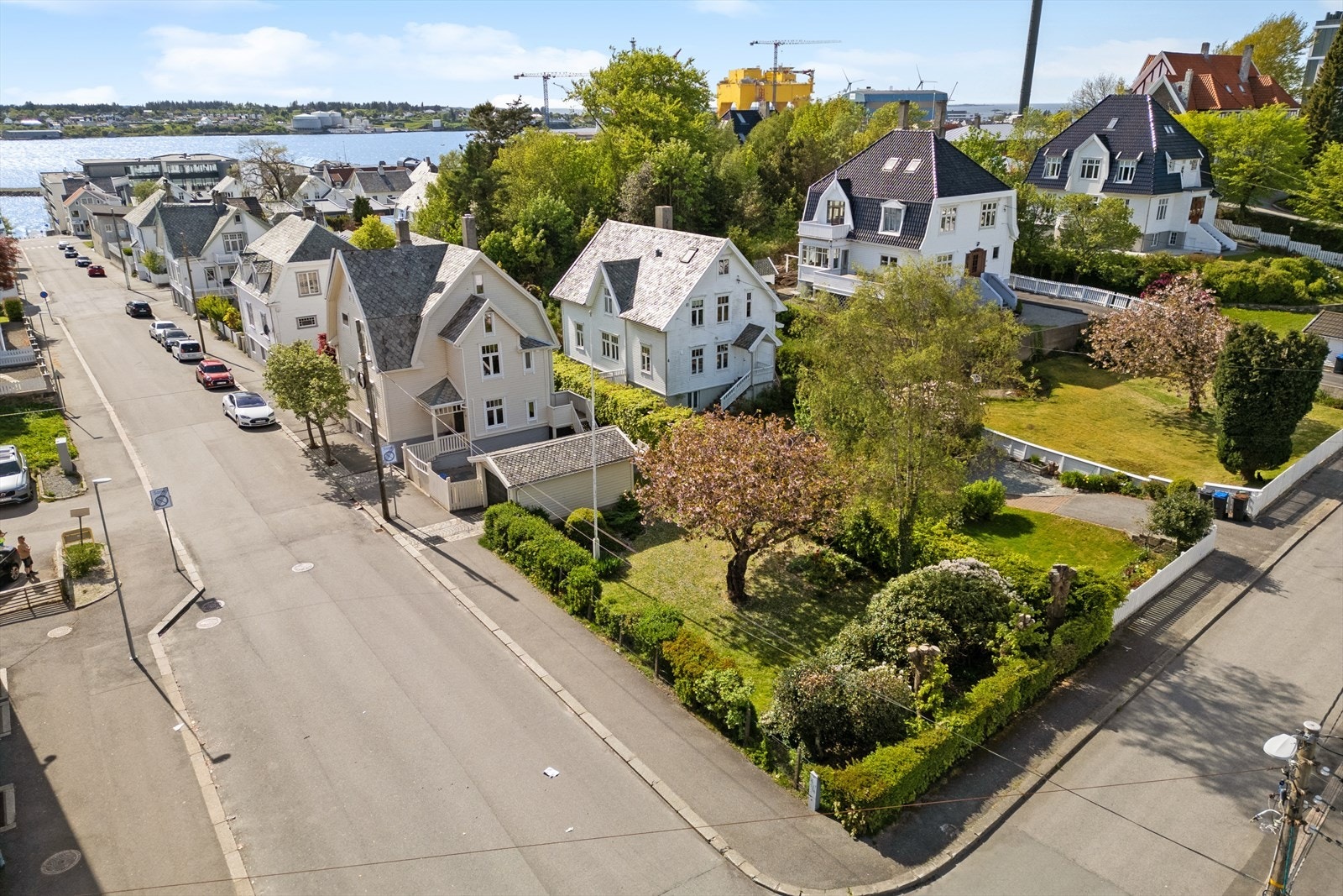 Tomten omkranset av hekk og gjerde, noe som skjermer fint mot innsyn fra nabo og vei. Galleribilde