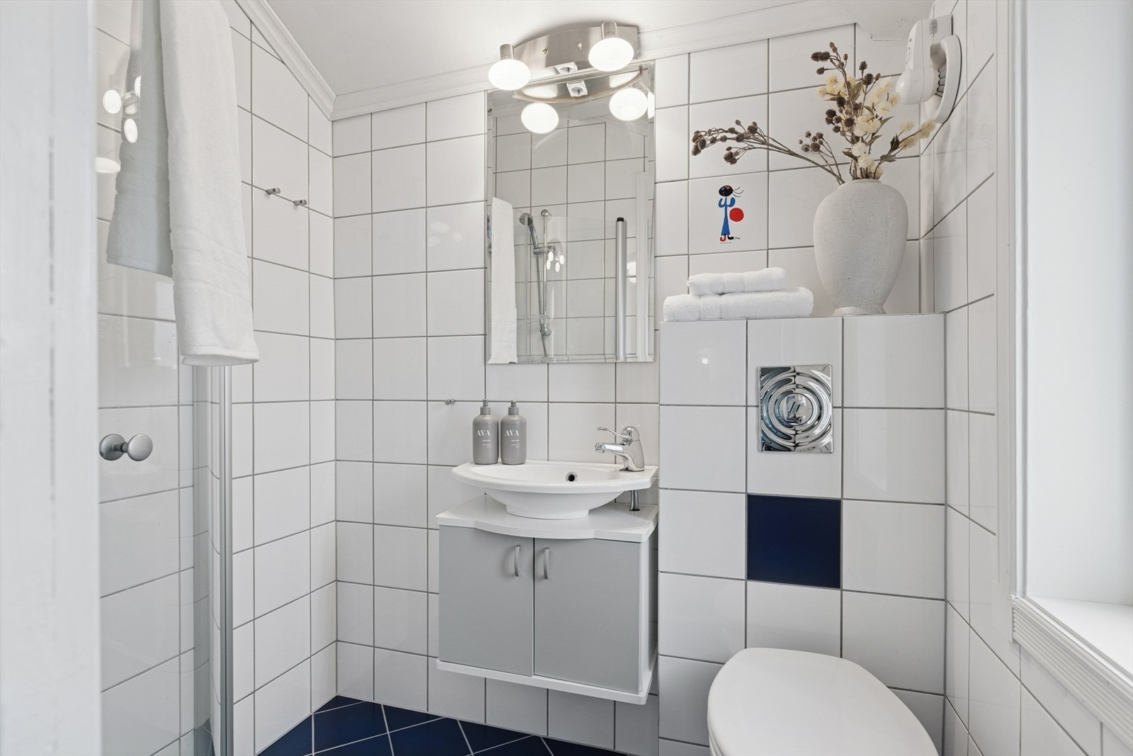 Dusjbad/wc-rom - ombygget i ca 2005, utført av fagfolk. Servantskap, vegghengt toalett og dusjhørne. Galleribilde