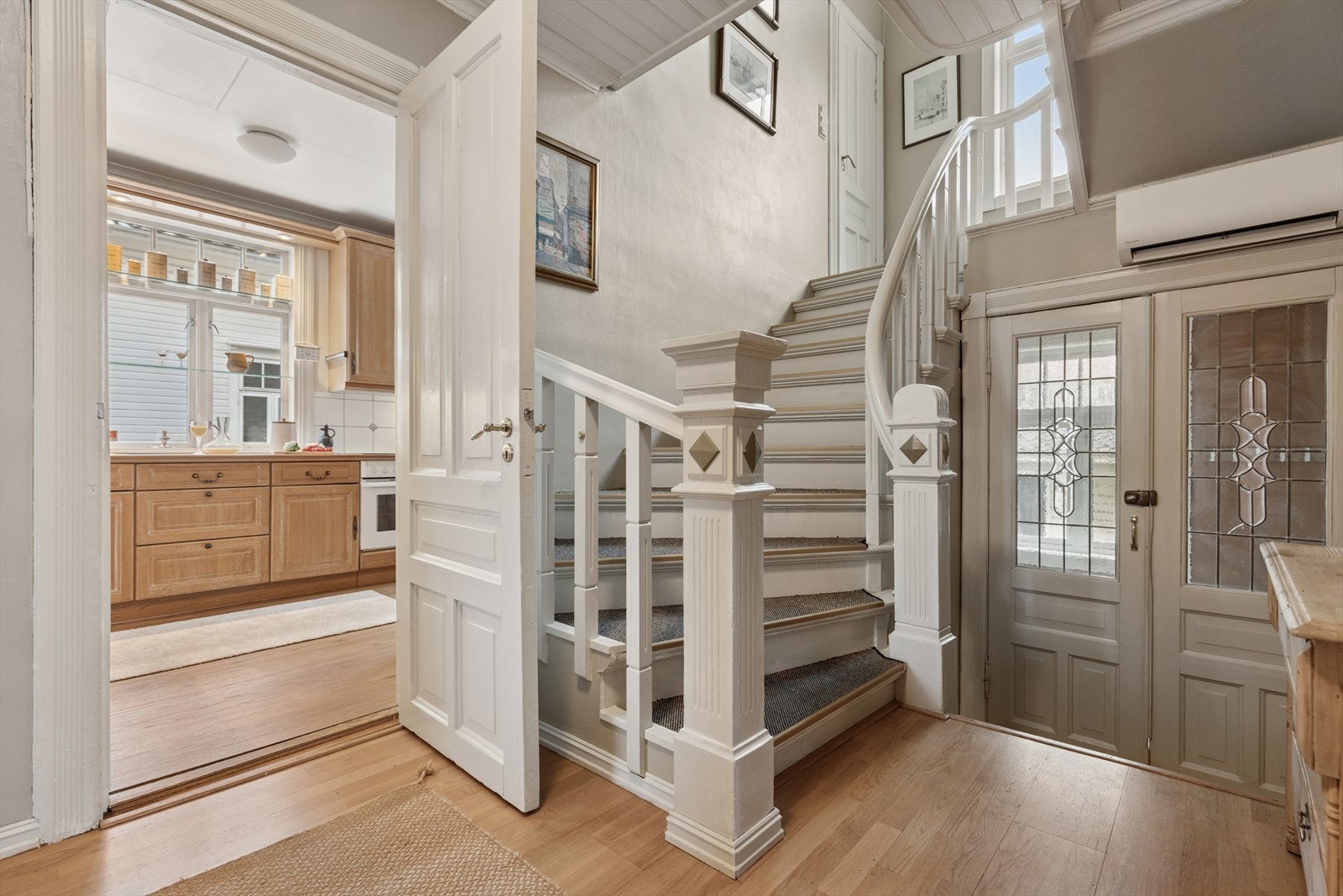 Flotte detaljer som listverk, dører mm. De fleste innvendige dørene er originale. Galleribilde