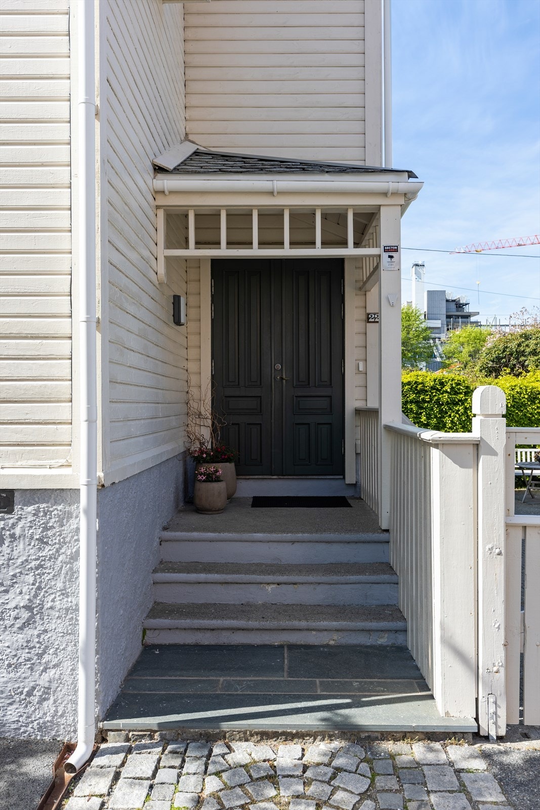 Via et hyggelig og overbygd inngangsparti, ønskes du velkommen inn! Galleribilde