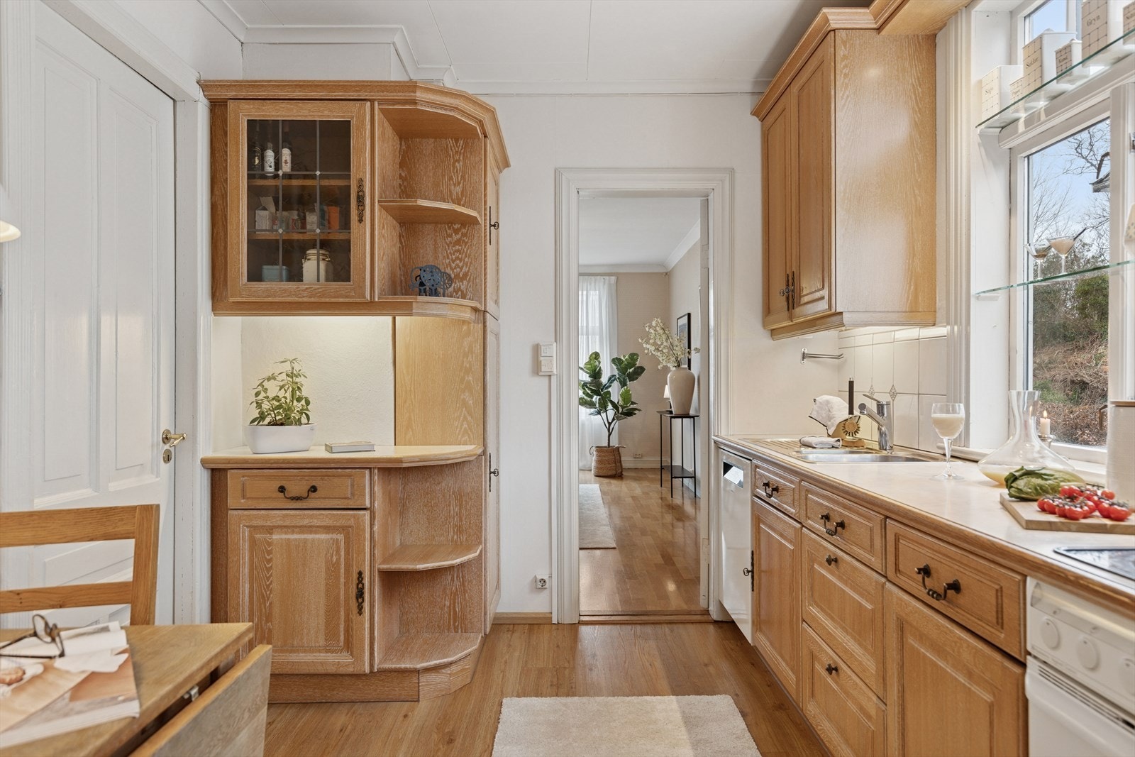 Kjøkkenet ligger i 1. etasje i fin tilknytning til spisestuen. Galleribilde