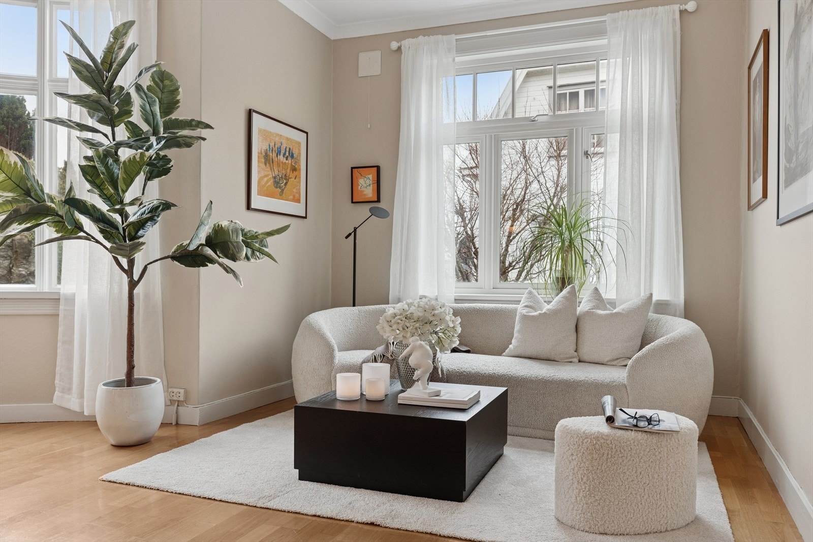 Alle oppholdsrommene har godt med naturlig lysinnslipp gjennom store vindusflater. Galleribilde