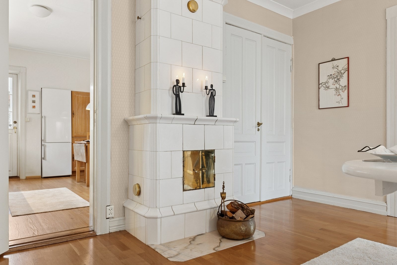 I spisestuen er det montert en stilfull kakkelovn - et flott blikkfang i rommet! Galleribilde