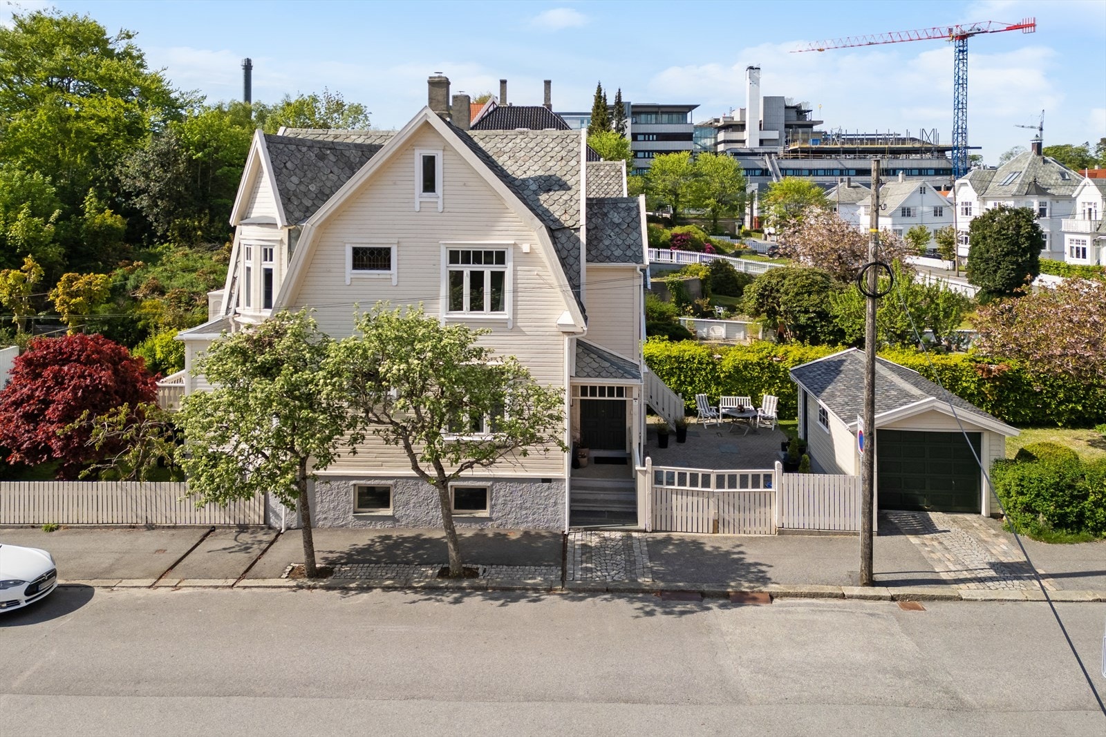 Bjørgvingata 22 er en sjarmerende enebolig med særpreg og sjel. Gjennomført Jugend stil. Frittliggende garasje. Galleribilde