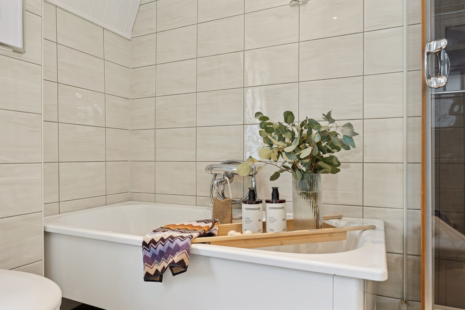 Badekar, dusjkabinett, veggmontert toalett og servant med møbel. Galleribilde