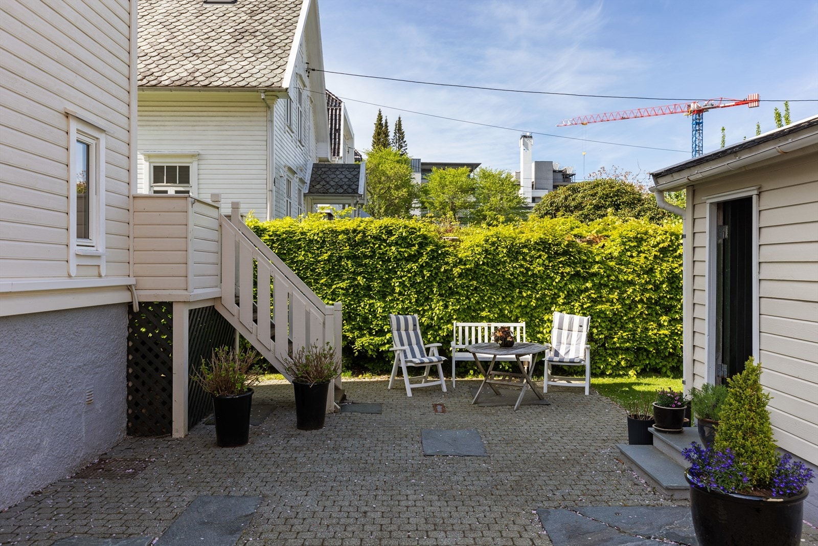 Steinlagt gårdsplass. Galleribilde