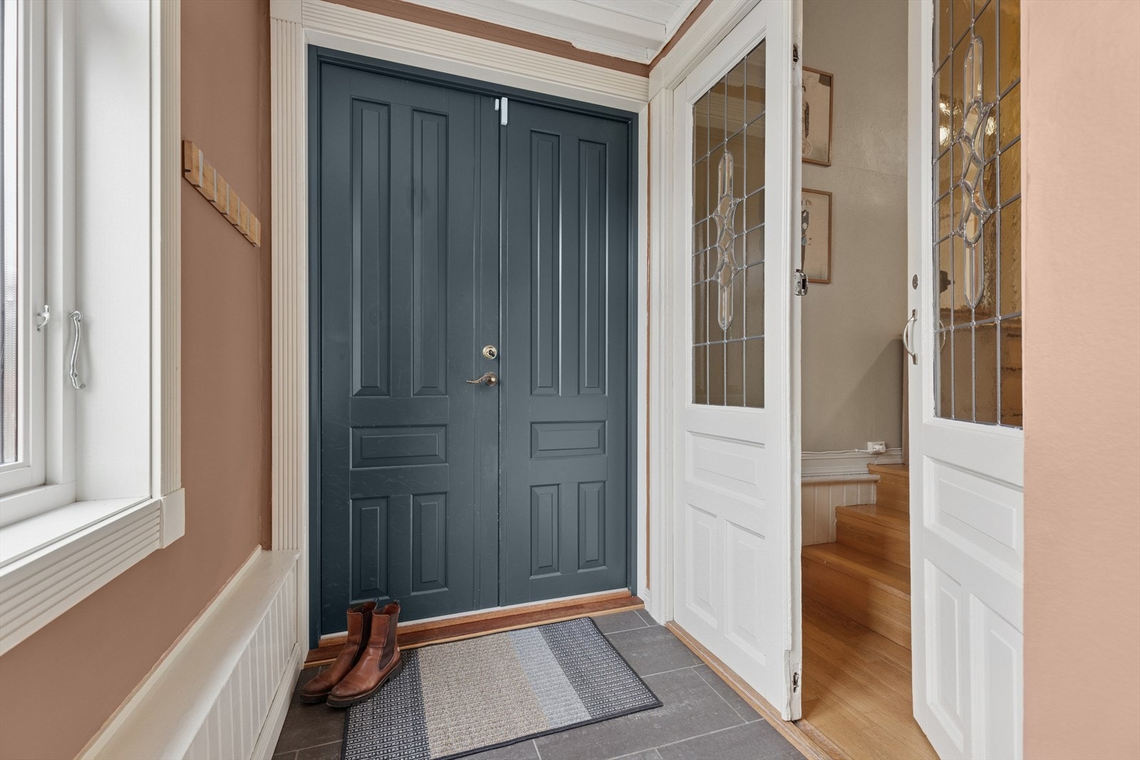 Entréen gir en fin smakebit av boligens sjarm og særpreg. Galleribilde