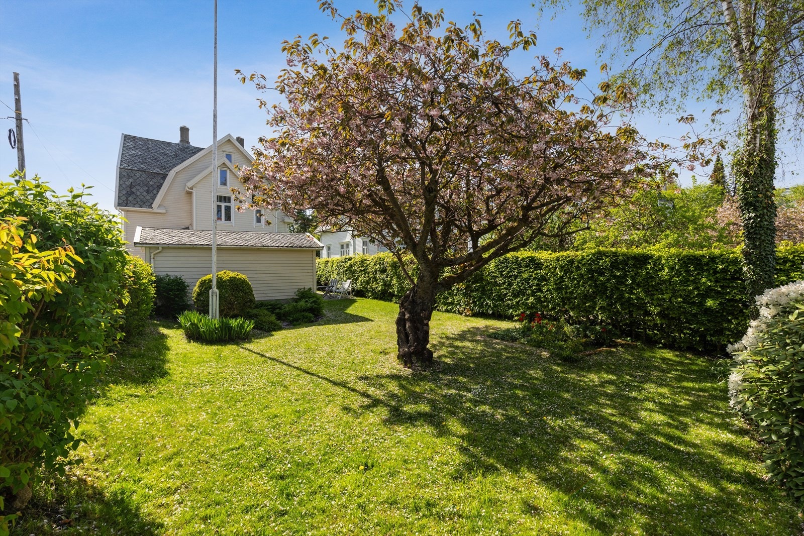 Solrik eiertomt. Tomten er pent opparbeidet med fine plenarealer, diverse beplatning mm. Galleribilde