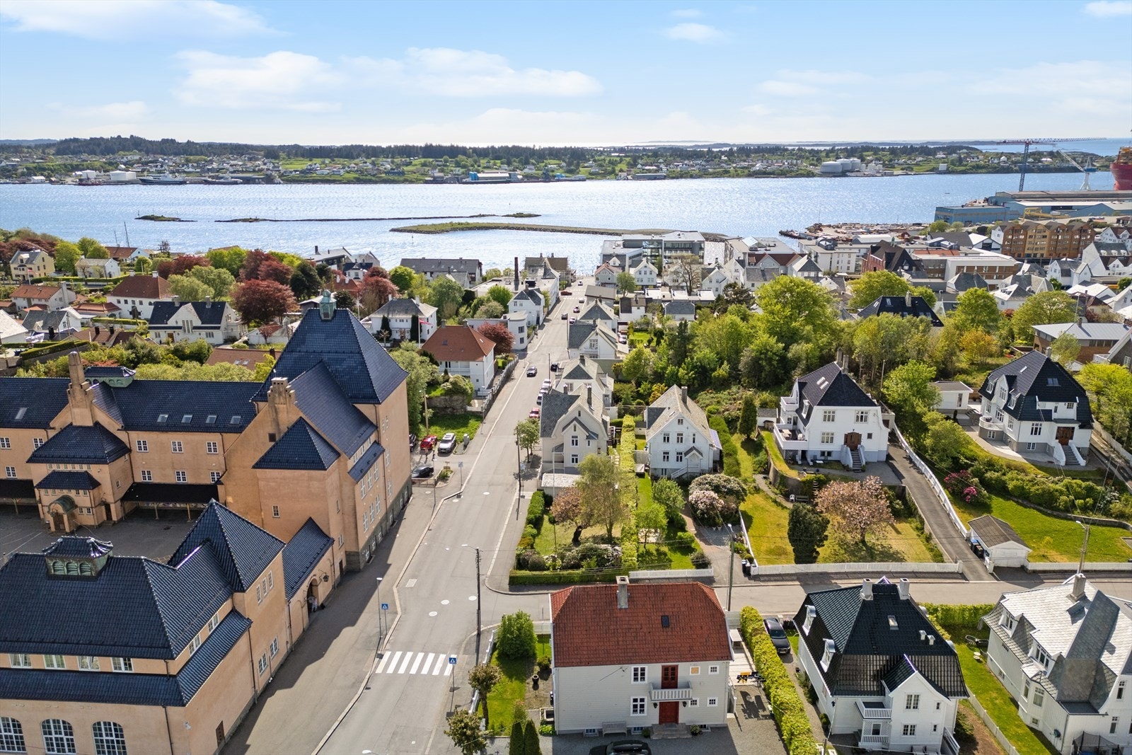 Eiendommen har en svært attraktiv og sentral beliggenhet like sør for sentrum. Galleribilde