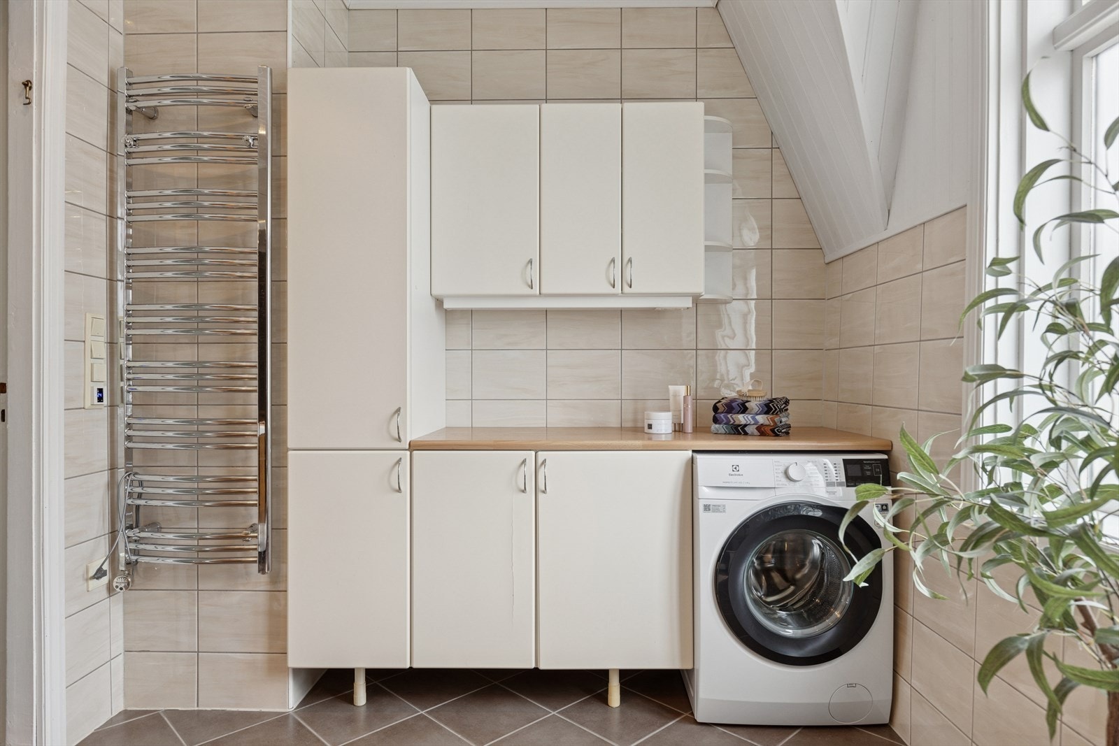 Opplegg til vaskemaskin med praktisk skapinnredning/benkeplate rundt. Galleribilde