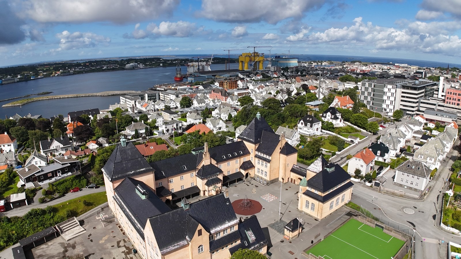 Det er flere barnehager og skoler i området. Lillesund skole (1.-7. kl) rett over gata for eiendommen. Galleribilde