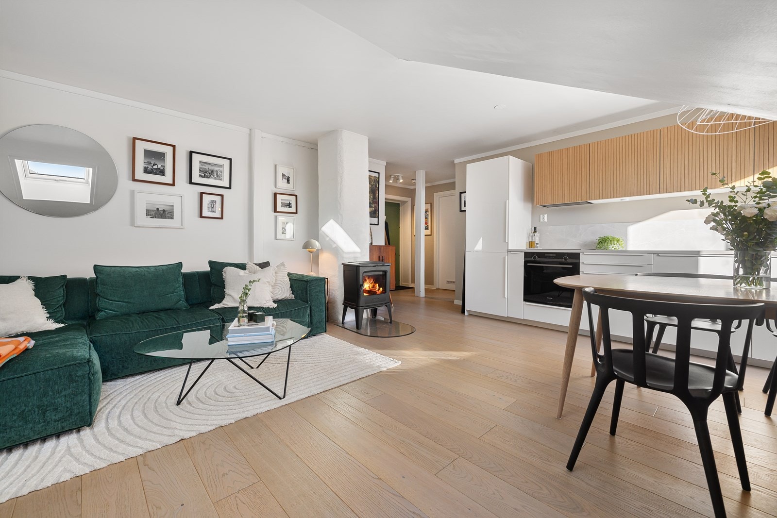 Leiligheten har en lys stue med god plass til sofagruppe, spisebord og tilhørende møbler. Galleribilde