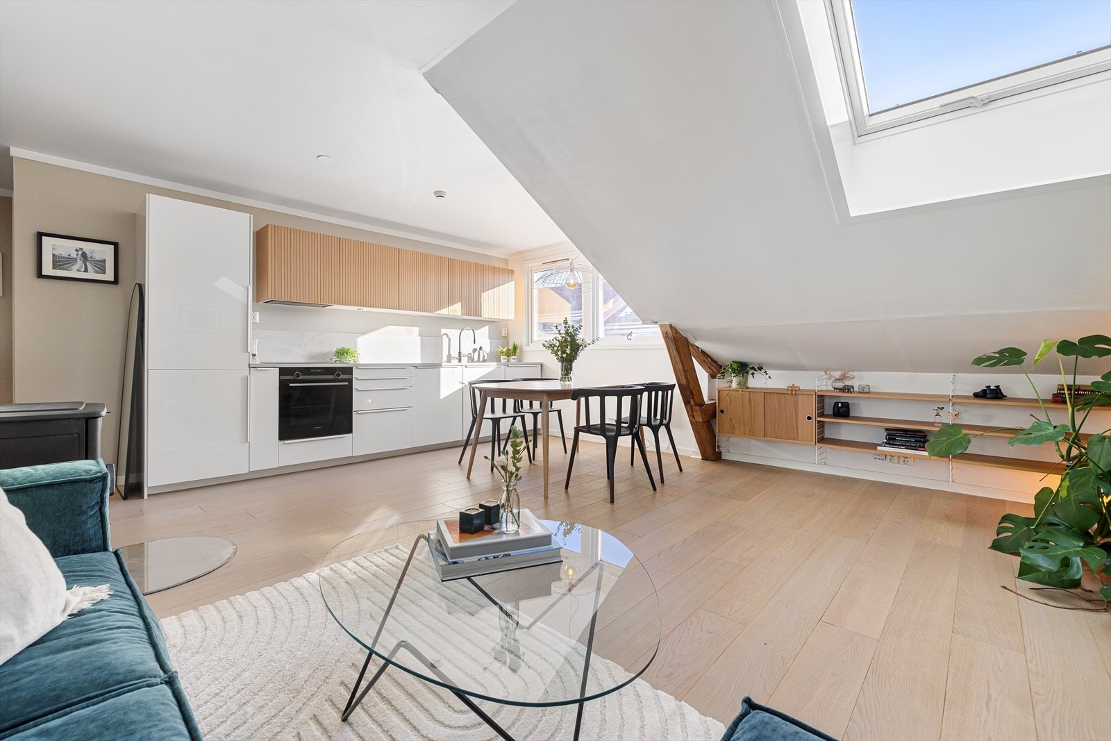 Tidsriktig og stilrent kjøkken fra 2014 med oppgraderinger i 2023. Galleribilde