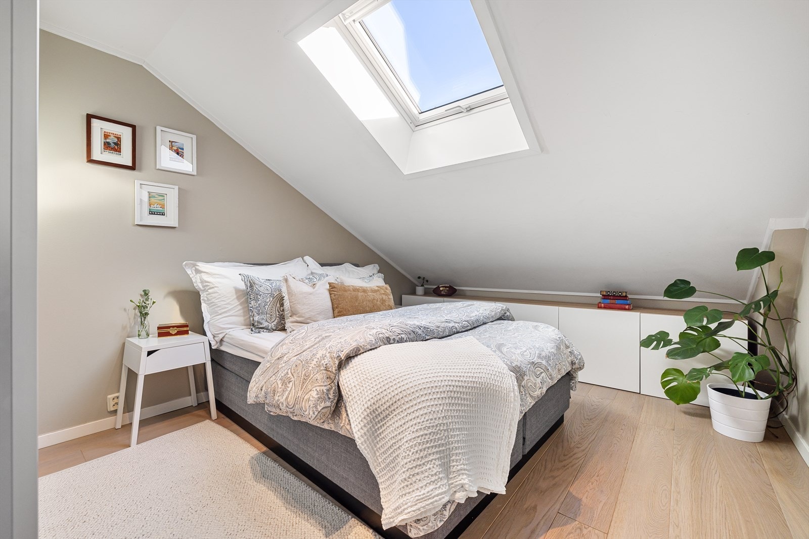 Innbydende soverom av meget god størrelse med rikelig av plass til å innrede med dobbeltseng og tilhørende nattbord. Galleribilde