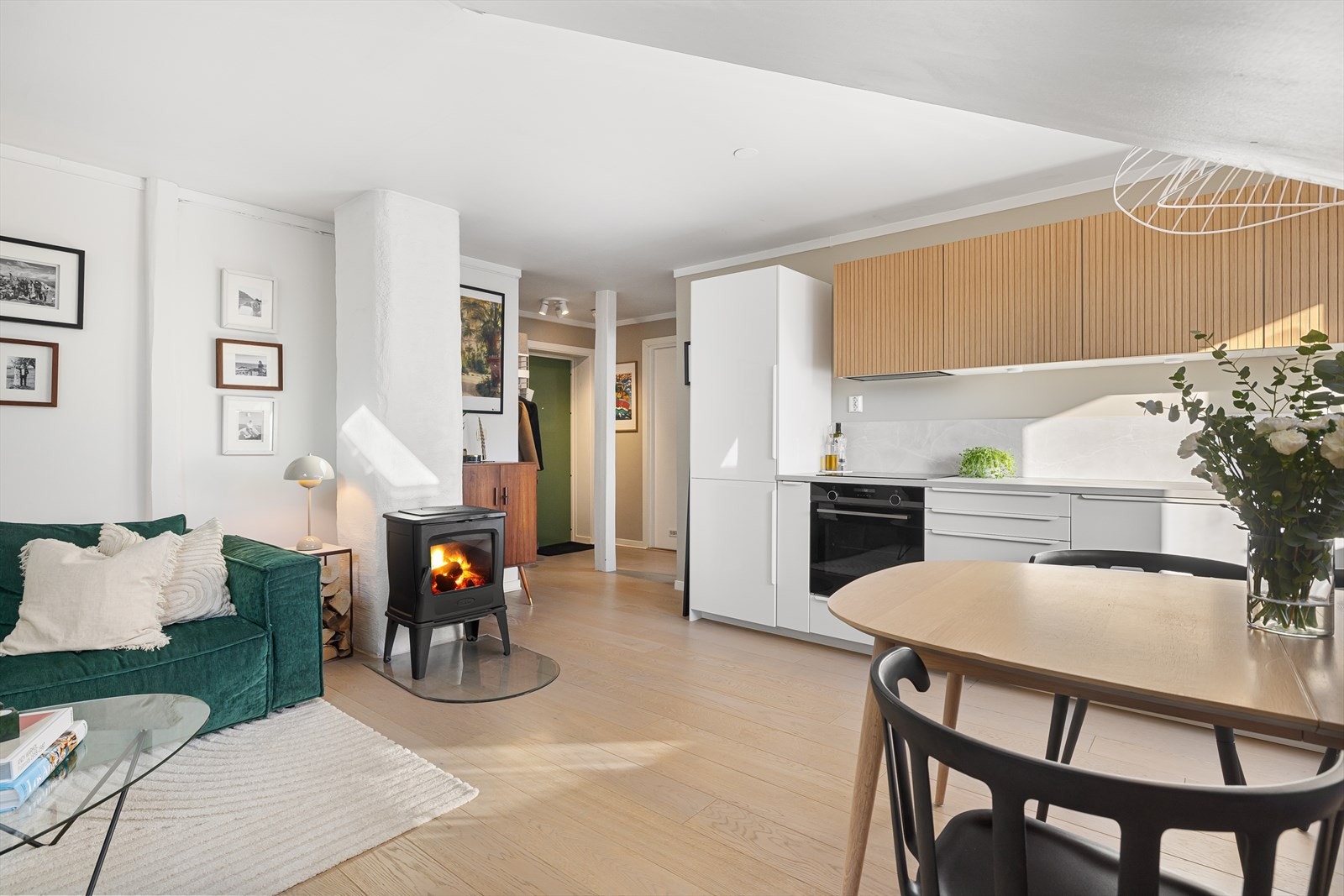 Leiligheten har stilrene overflater med pen en-stavs parkett og nymalte vegger holdt i lune fargetoner. Nye takvinduer i 2023. Galleribilde