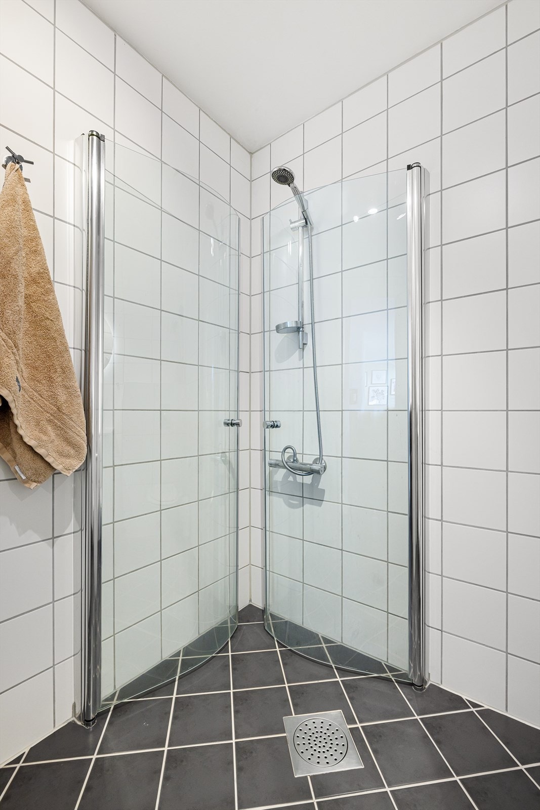 Badet har flislagte overflater, behagelig gulvvarme og opplegg for vaskemaskin. Galleribilde