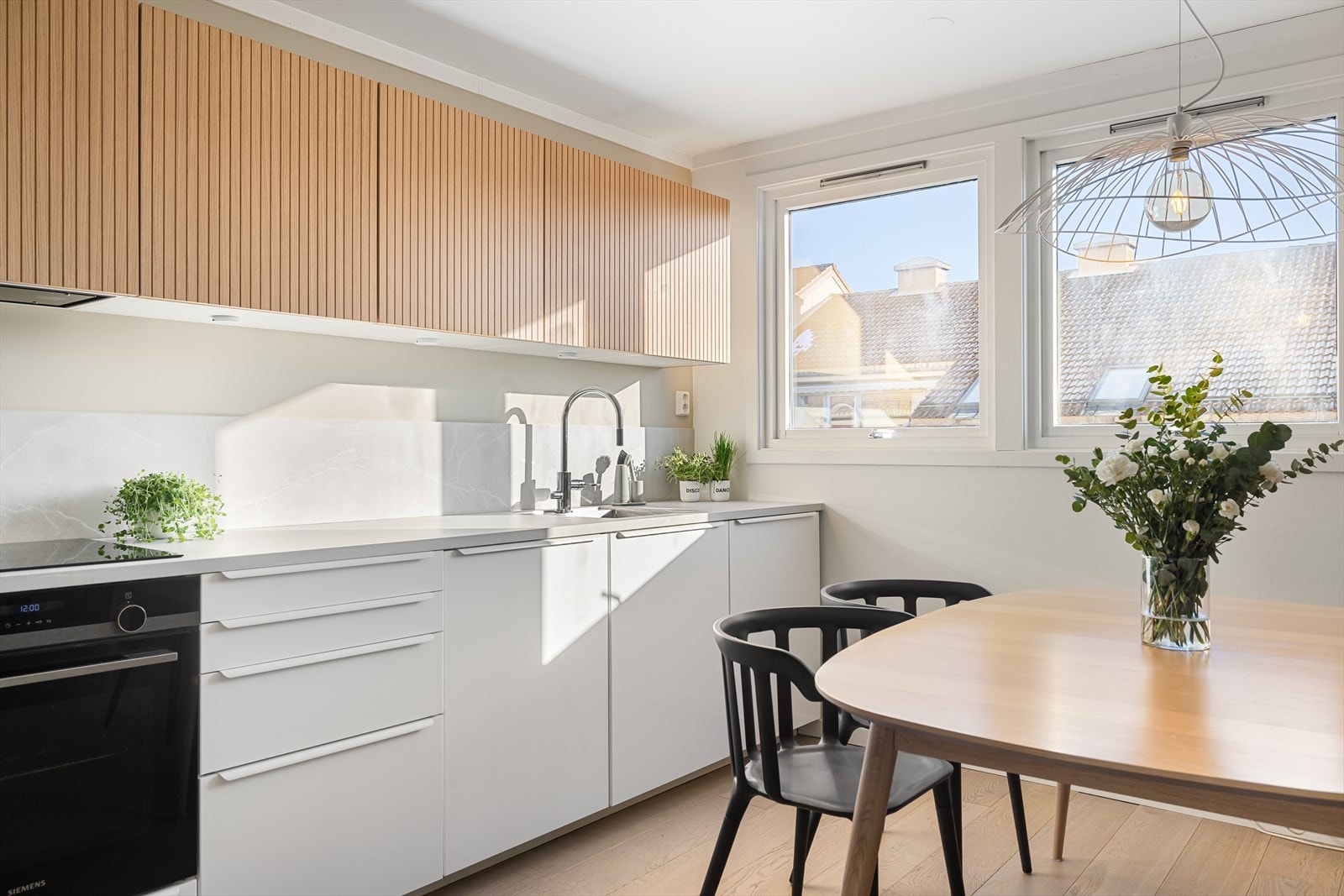 Utstyrt med hvitevarer som komfyr, platetopp, oppvaskmaskin, kjøl/ fryseskap samt ventilator over kokesone. Galleribilde