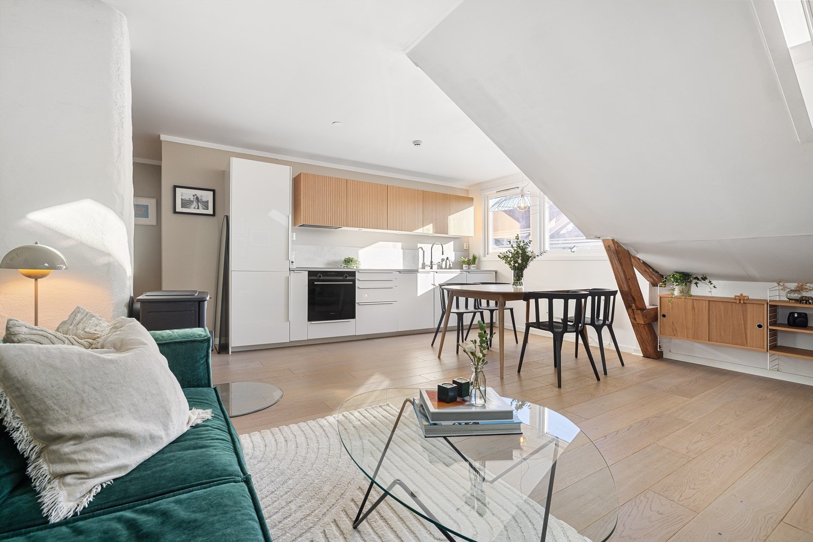 Ved kjøkkenet er det god plass til stor spisegruppe. Galleribilde