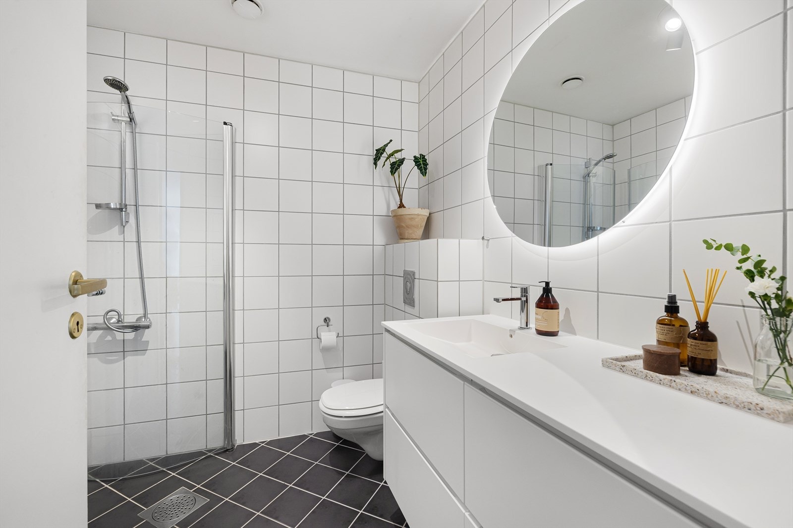 Flott, delikat baderom som ifølge tidligere salgsoppgave ble modernisert i 2006 med oppgradert innredning i 2023. Galleribilde