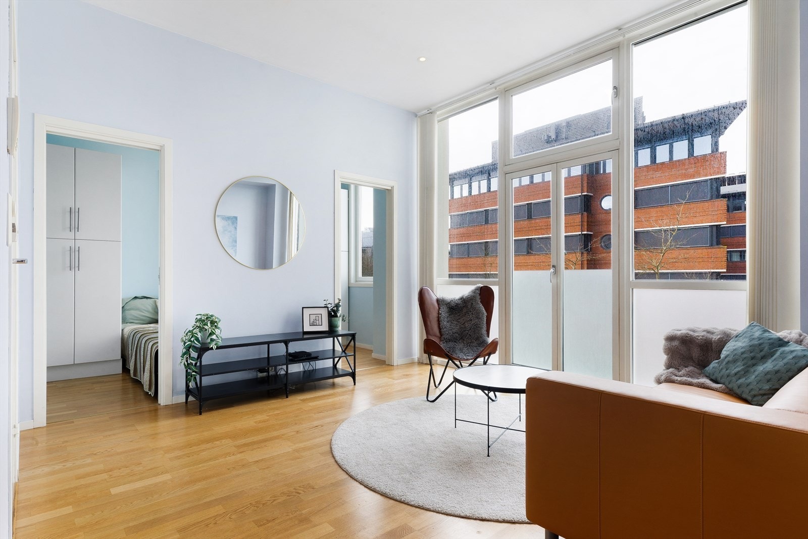 Leiligheten kan skilte med en god takhøyde og høyreiste vindusflater som byr på godt med naturlig lys. Galleribilde