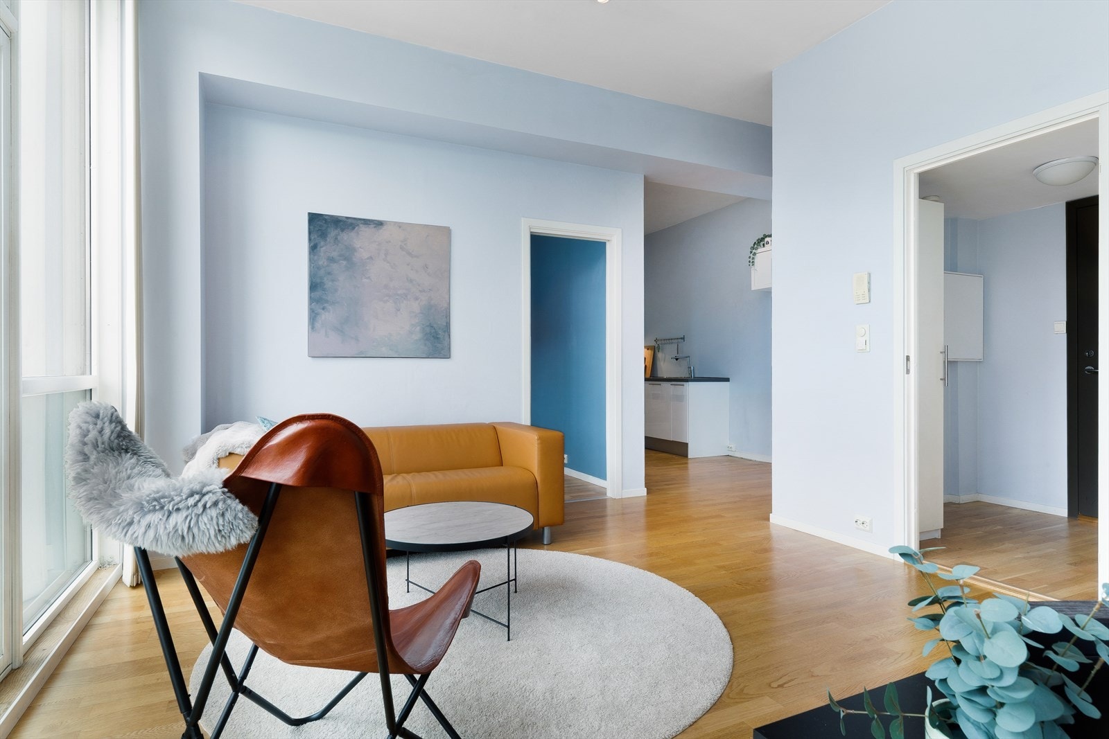 Det er god plass til sofagruppe, samt spisebord i tilknytning til kjøkkenet. Galleribilde