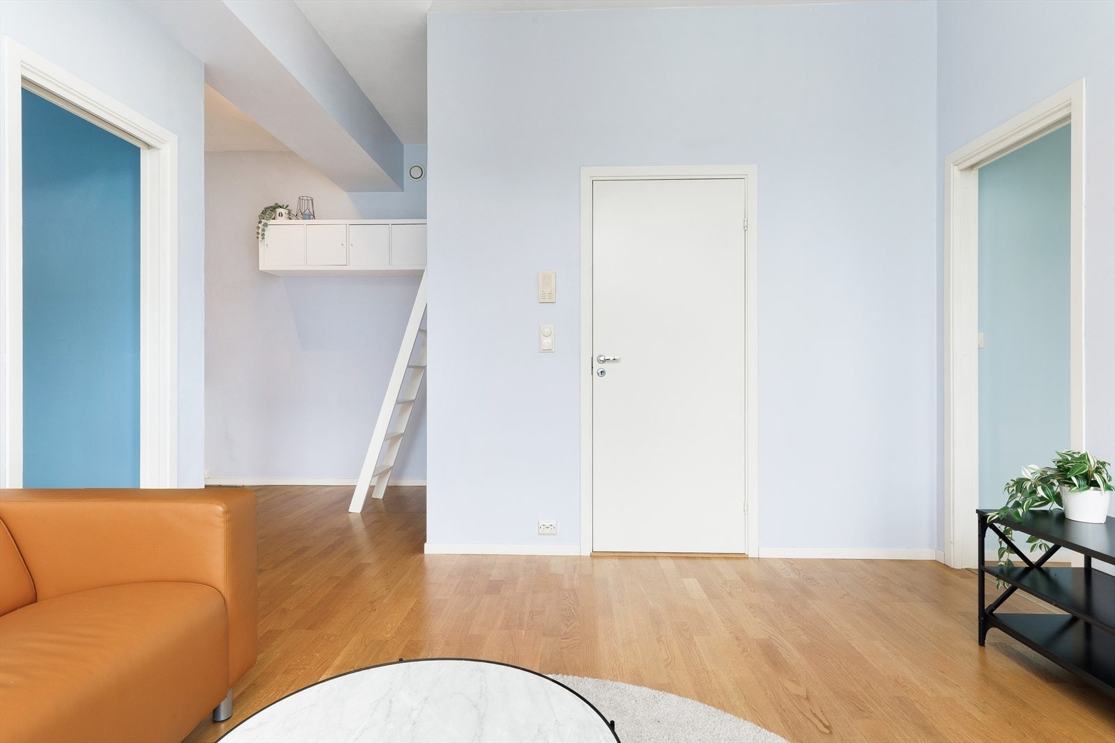 Overflatene er nylig malt i behagelige fargevalg i fin kombinasjon med lun parkett på gulvet. Galleribilde