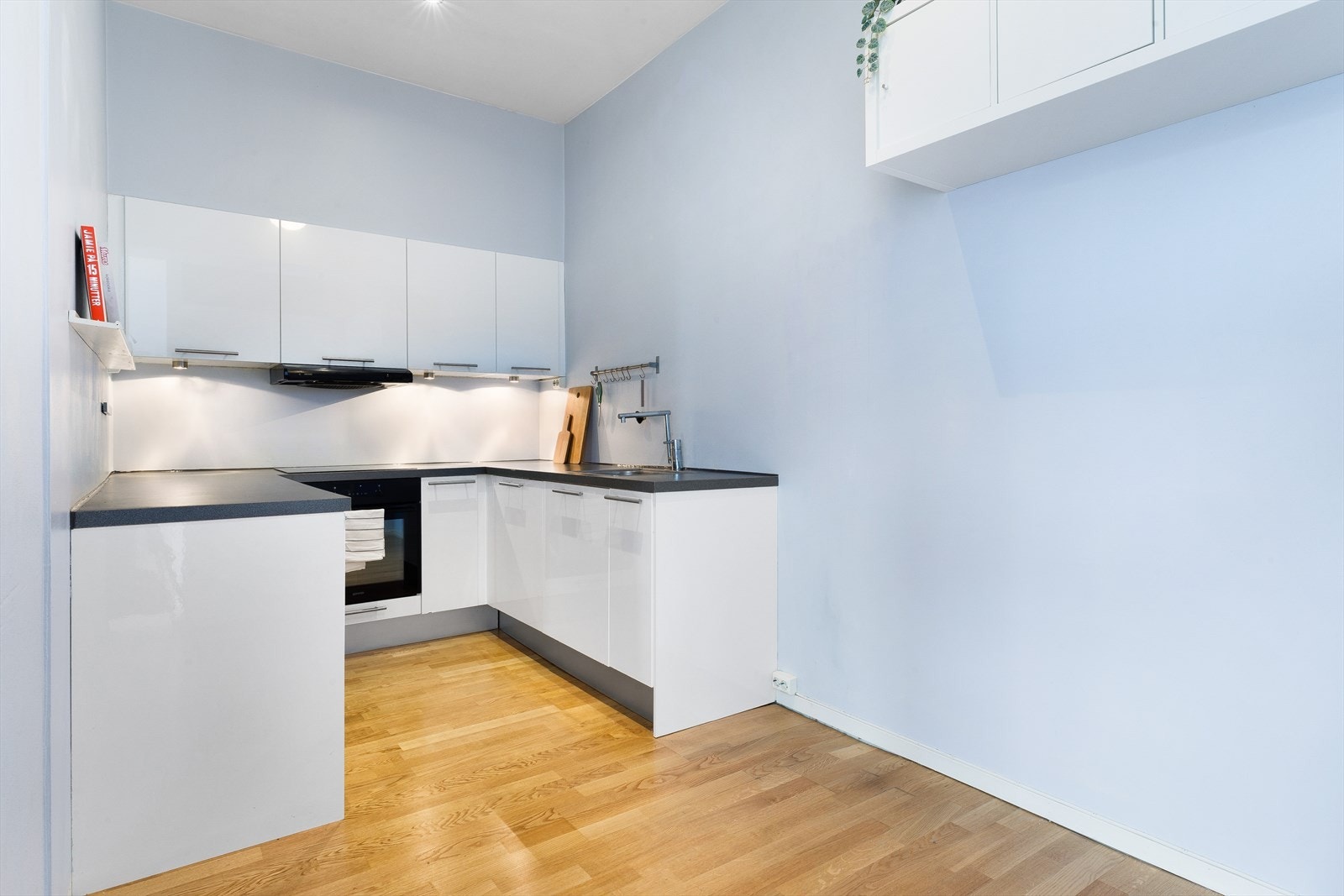 Kjøkkenet er U-formet og byr på rikelig med skap- og benkeplass. Galleribilde