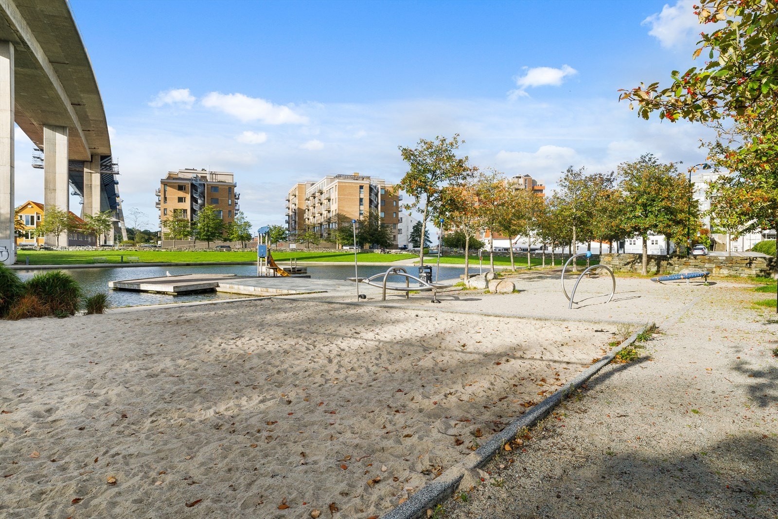 Leiligheten ligger like ved badedammen. Et flott opparbeidet friluftsområde med volleyballbane, bystrand og et yrende sommerliv. Galleribilde