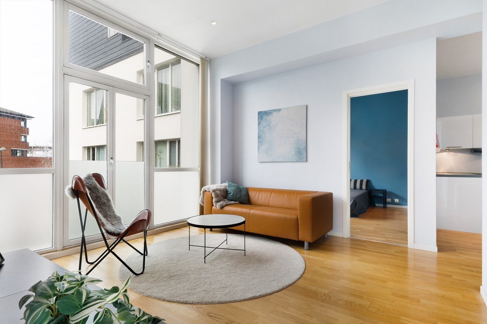 Stuen og kjøkken ligger i åpen løsning, men samtidig adskilt fra hverandre. Galleribilde