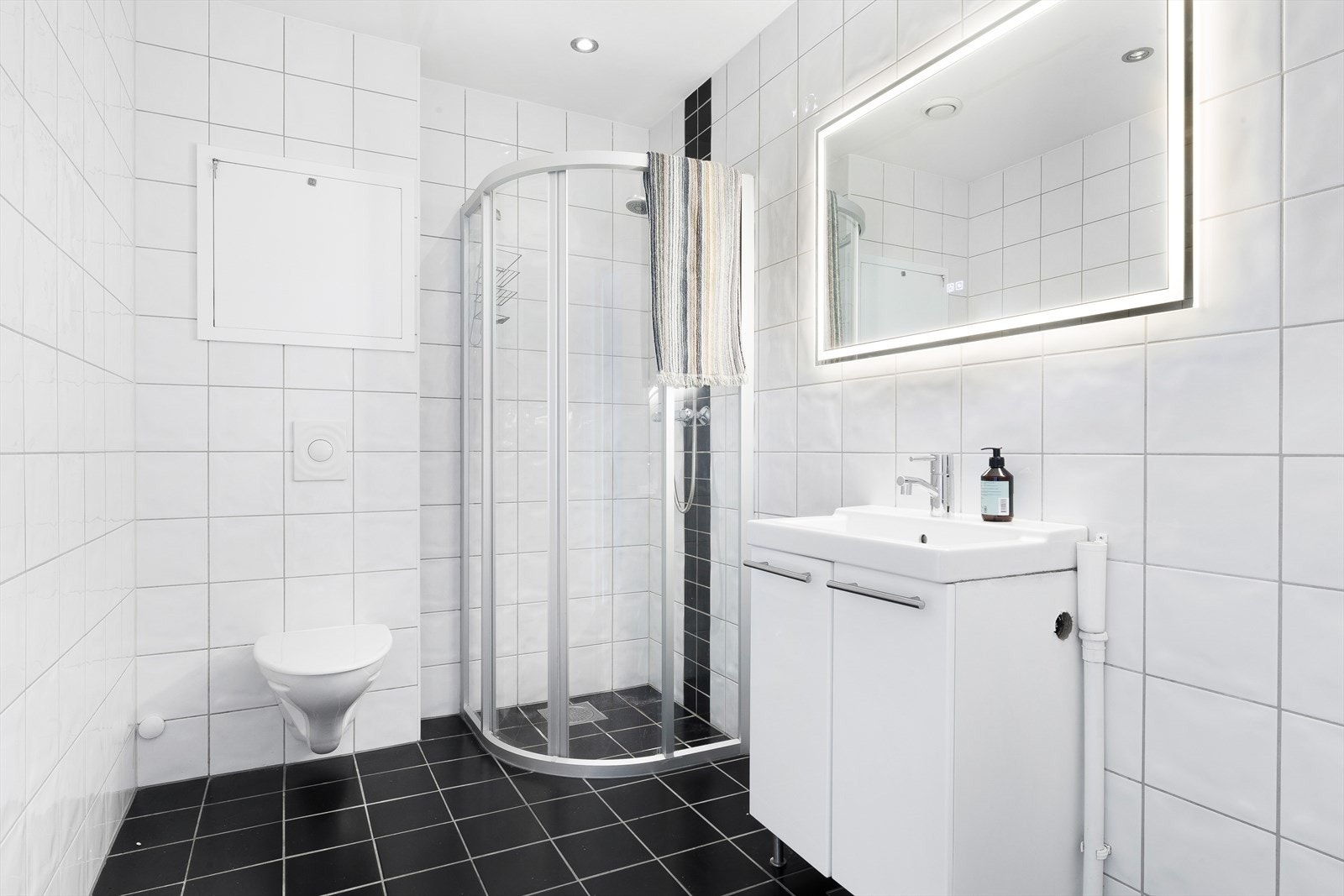 Helfliset bad med varmekabler i gulv. Galleribilde