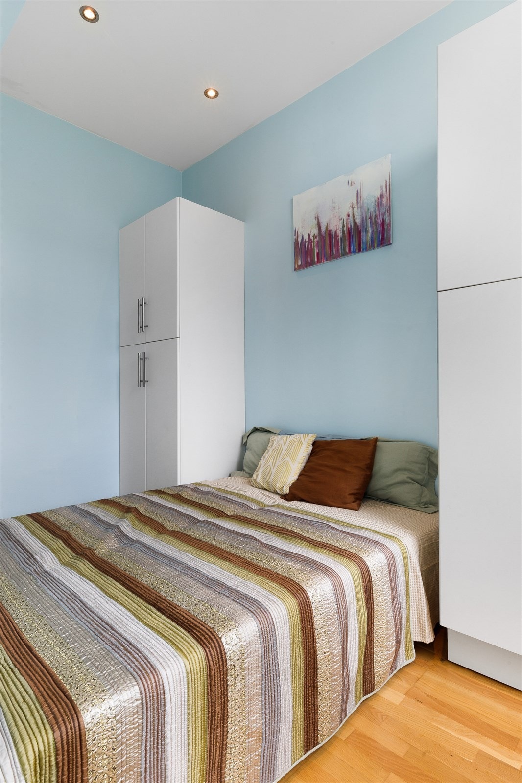 Soverommene er av god størrelse med plass til seng, nattbord og ellers ønsket møblement. Galleribilde