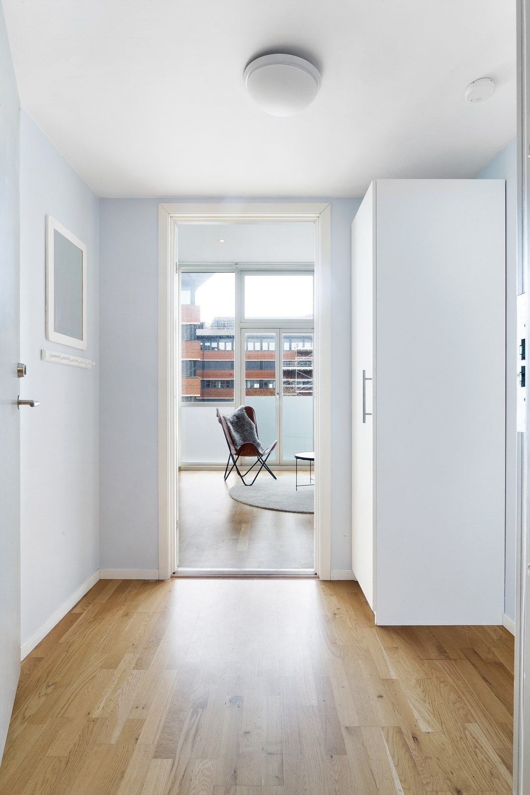 Romslig entré med plass til å henge fra seg yttertøy. Galleribilde