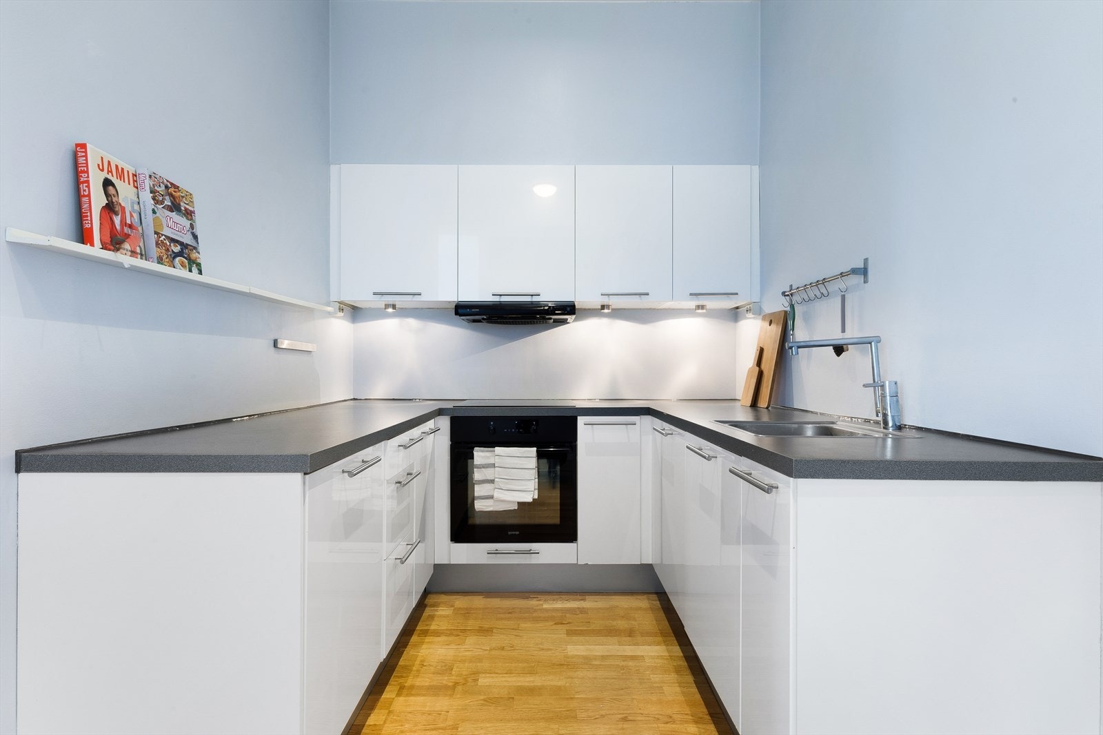 Kjøkkenet har tidløs innredning med hvite fronter. Galleribilde