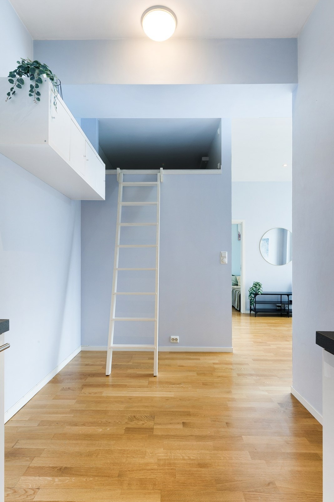 Leiligheten har hems over entréen som gir ekstra lagringsplass. Galleribilde