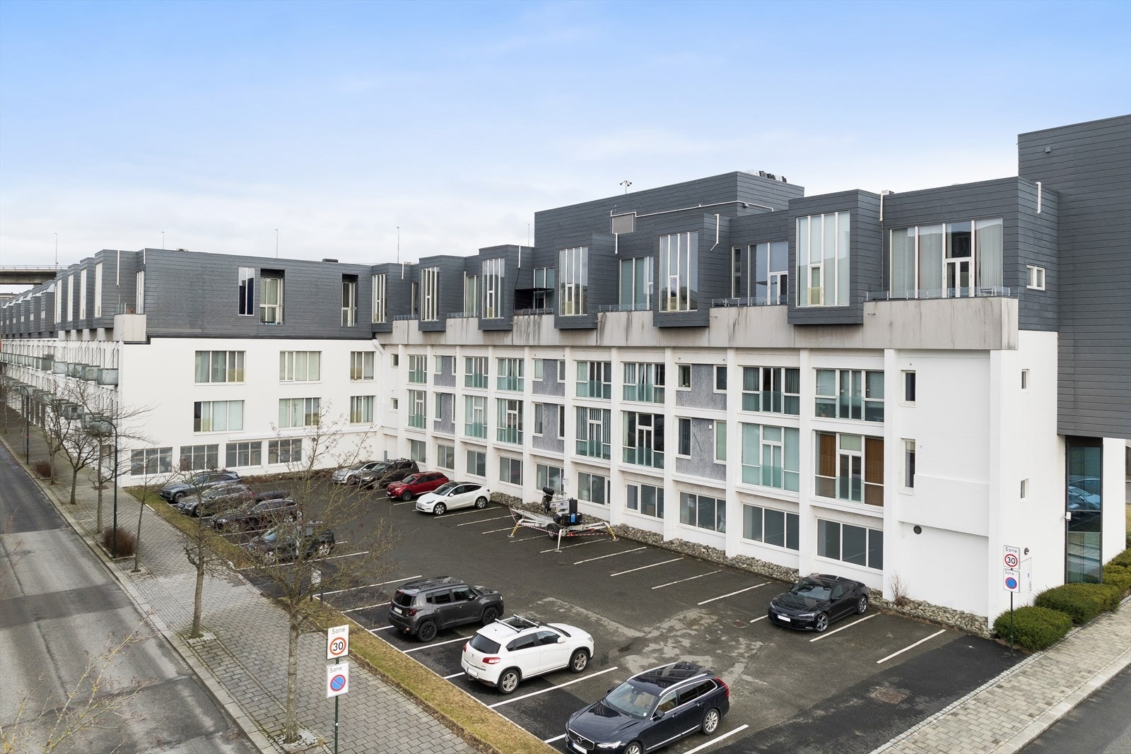 Beliggenheten i den østre delen av sentrum gjør den ideell for de som ønsker en urban livsstil med nærhet til fasiliteter og rekreasjonsområder. Galleribilde