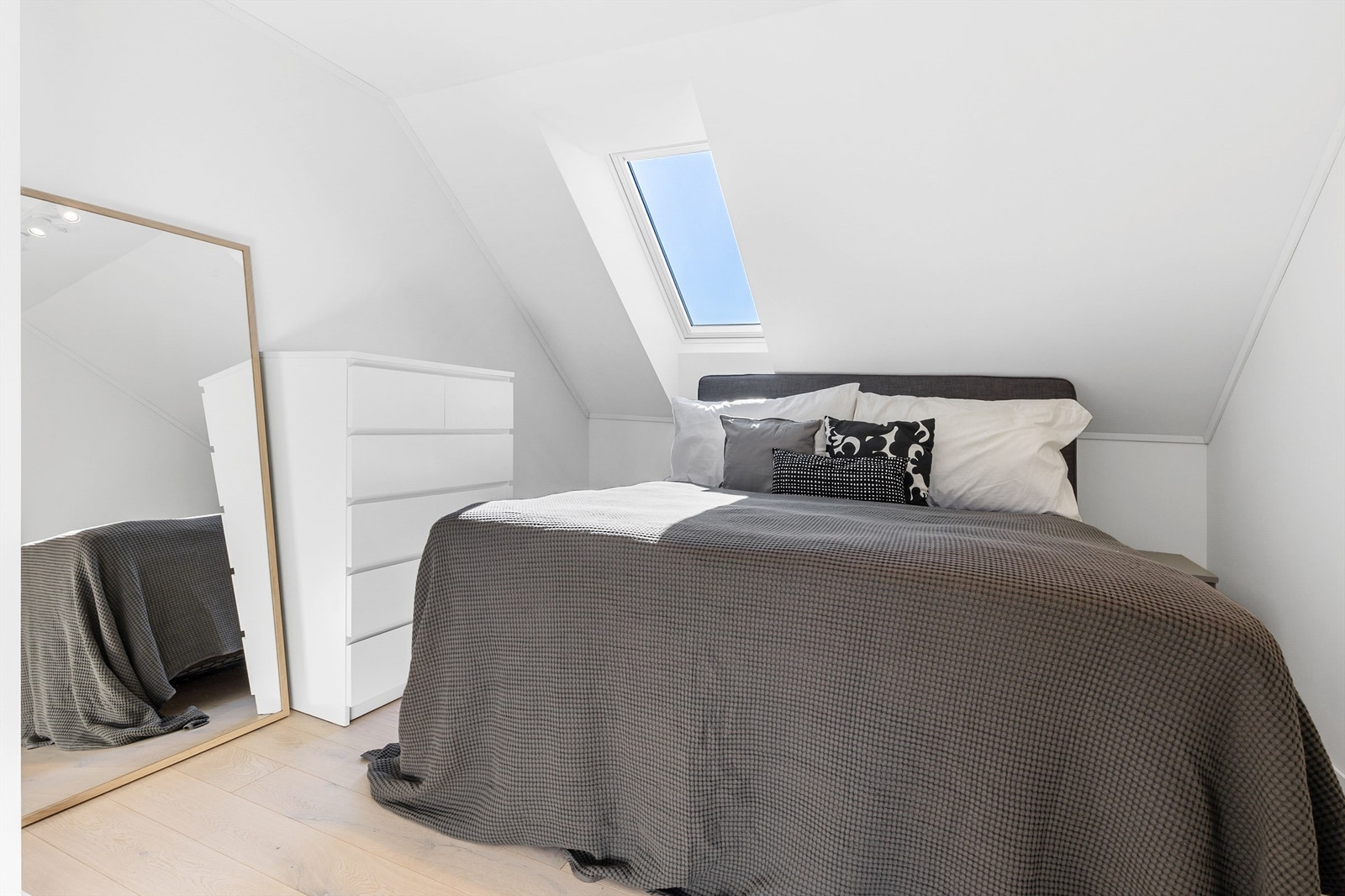 I 2. etasje finner vi hovedsoverommet. Galleribilde