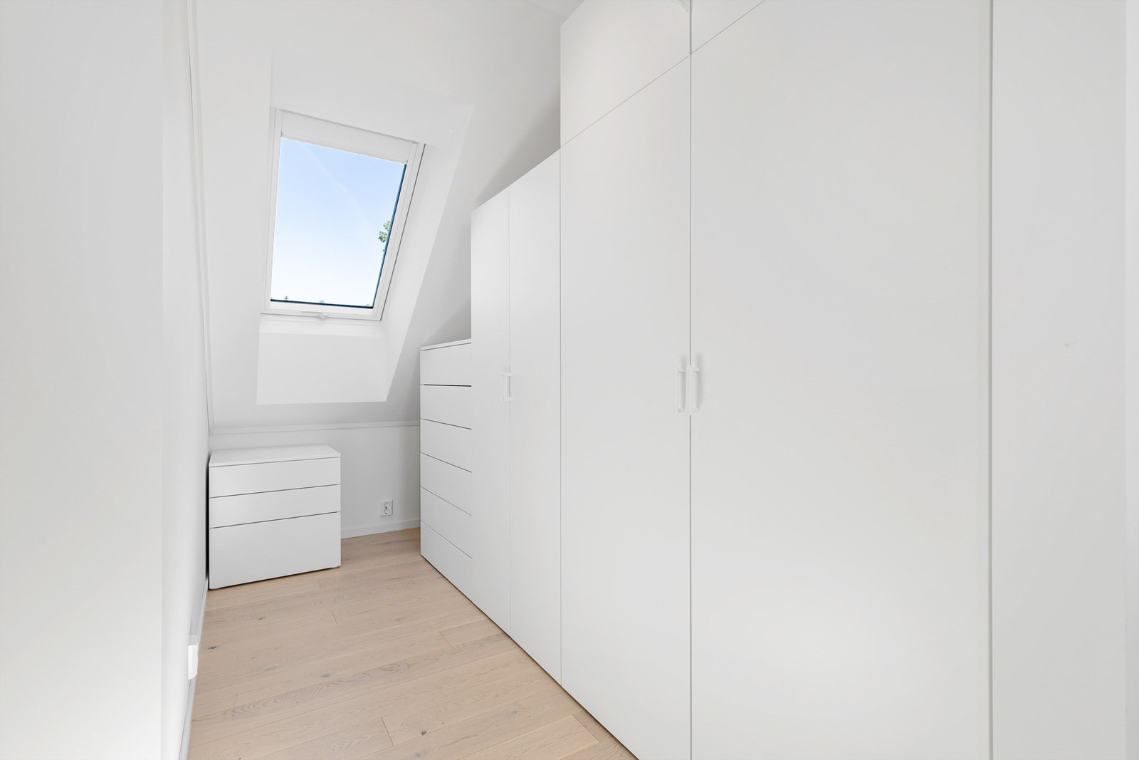 Her er det god plass til oppbevaring i garderobeskap. Galleribilde