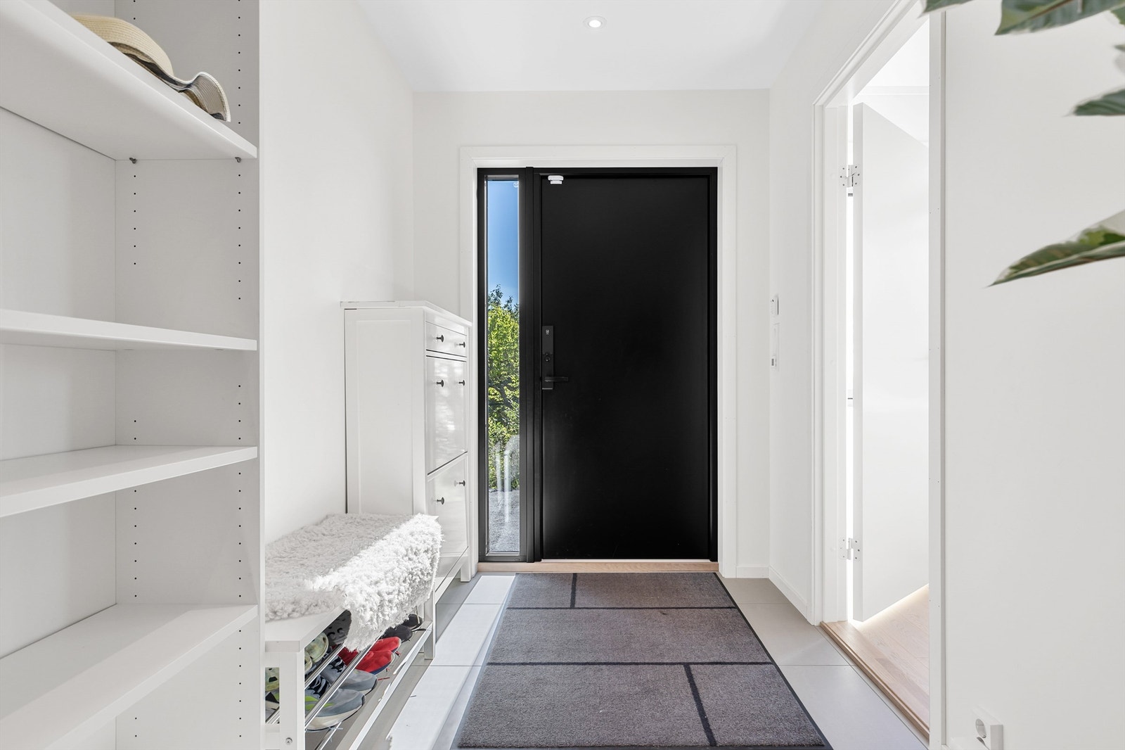 Entré med downlights i himlingen og flislagt gulv med varme. Langs veggen har du plass til skoskap, benk og garderobeskap til oppbevaring av klær. Galleribilde