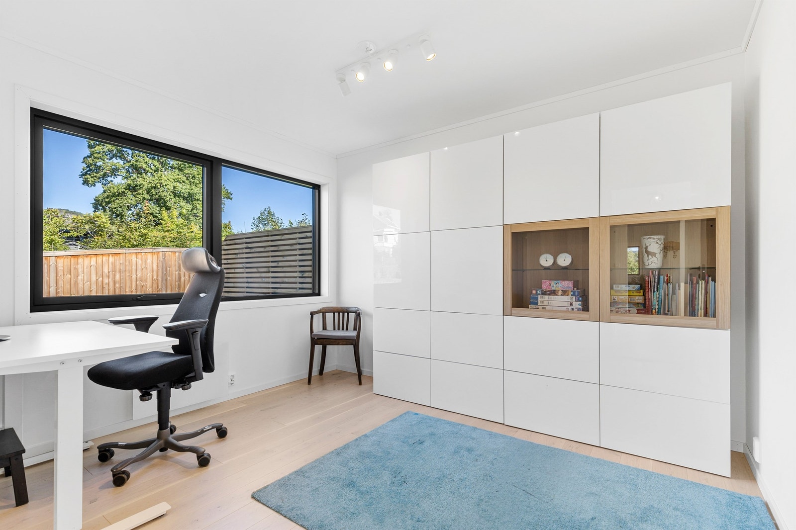 Soverom i 1. etasje. Kan brukes som kontor eller perfekt som soverom til barna! Galleribilde