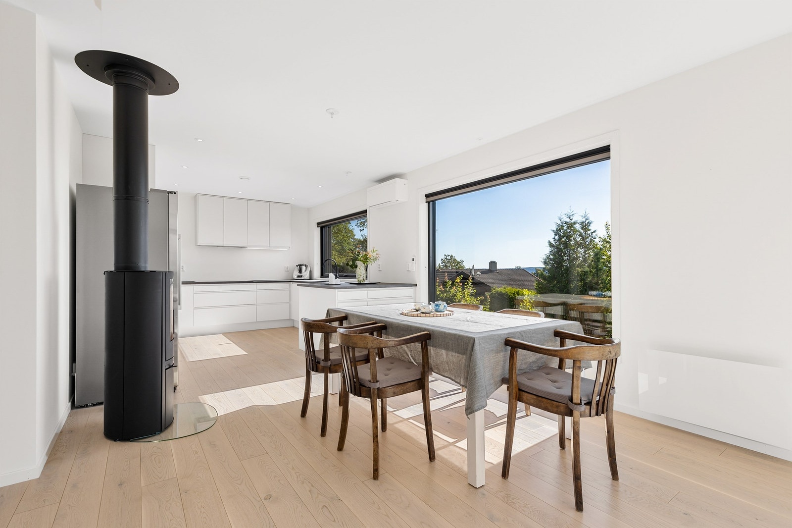 Det er god plass til et spisebord foran peisen. Galleribilde