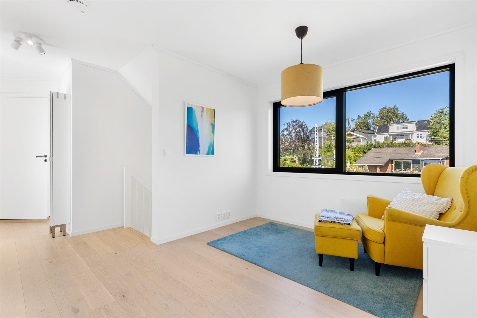 Her har du plass til en sofa med tv-møblement på motsatt vegg. Galleribilde