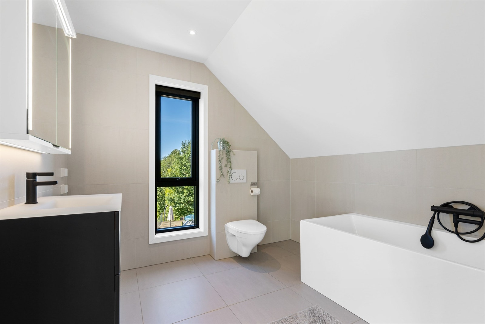 Stort bad i 2. etasje. Badet har opplegg for vaskemaskin og tørketrommel. Galleribilde