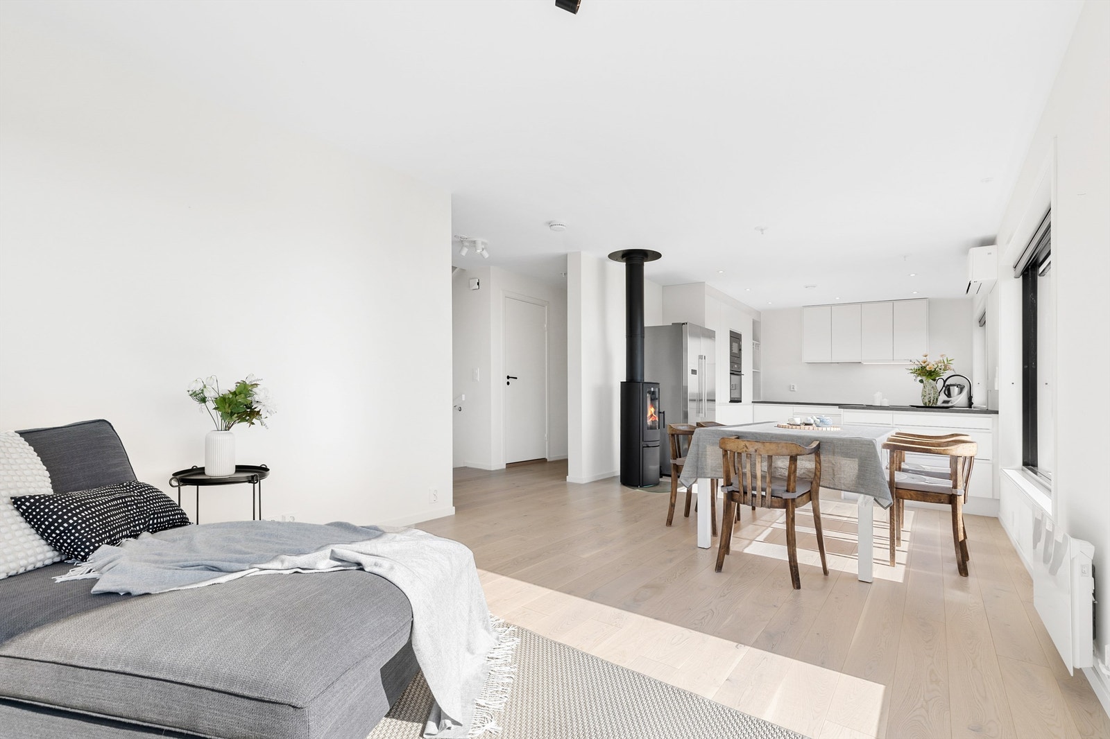 Oversiktsbilde over den åpne løsningen fra stua. Galleribilde