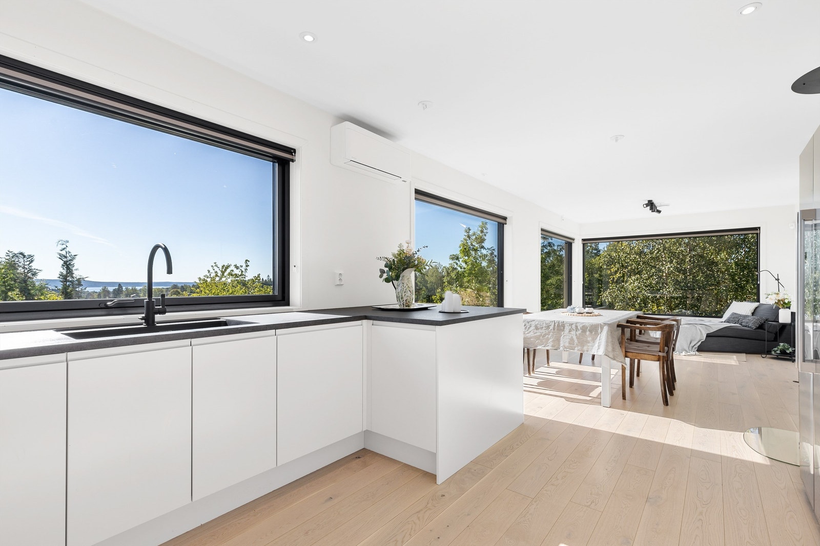 På veggen er det montert en luft-til-luft varmepumpe som bidrar til god og jevn oppvarming. Galleribilde