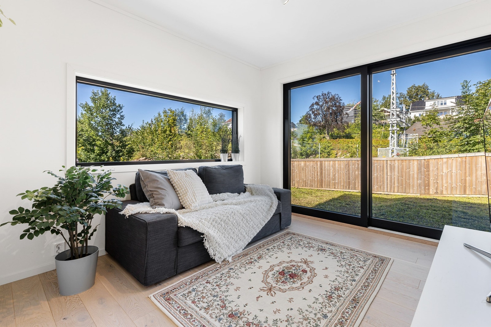 Det er plass til sofa og TV, og direkte adkomst ut til den herlige plattingen på utsiden. Galleribilde