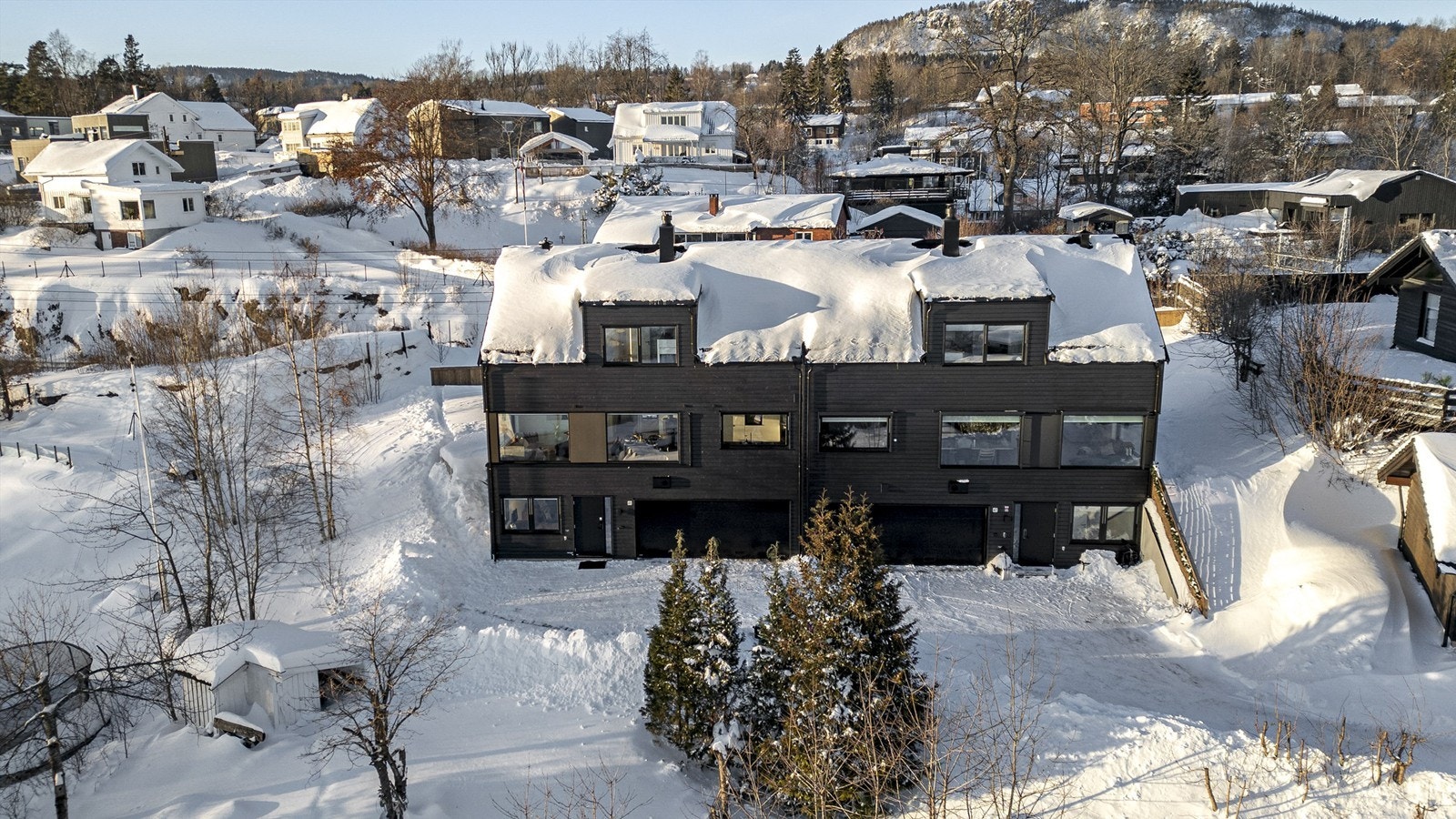 Halvpart av vertikaldelt tomannsbolig beliggende i et attraktivt og barnevennlig boligområde. Galleribilde